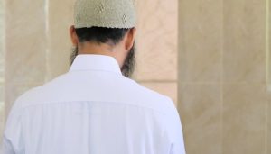 Waktu Shalat Tahiyatul Masjid, Larangan Shalat Memakai Pakaian Bergambar Makhluk Bernyawa, Shalat Khusyuk, Hukum Bersin ketika Shalat