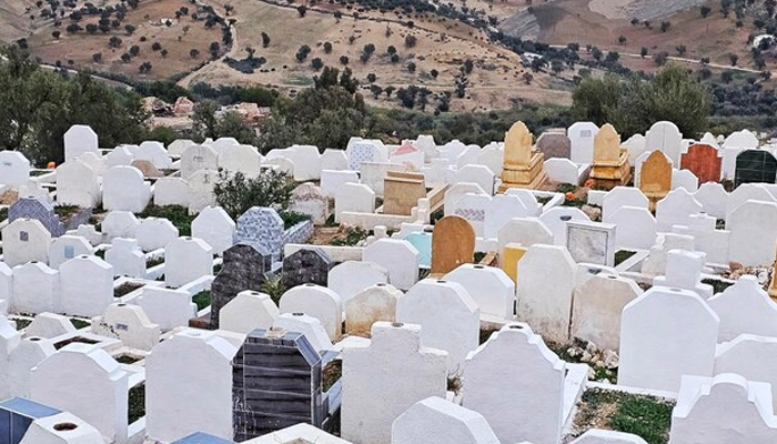 Larangan Duduk di Atas Kuburan
